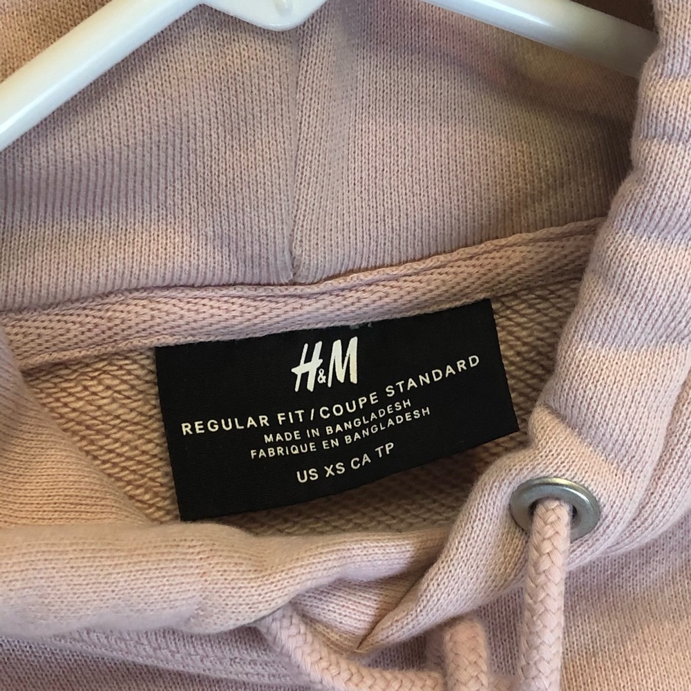 Boys H&M light pink sweater, Hoodie with pockets.
